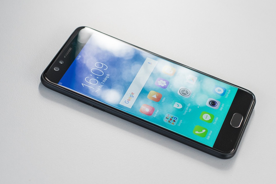 Ở mặt trước, F3 trang bị màn hình kích thước 5,5 inch đạt độ phân giải Full HD và trang bị kính cường lực Corning Gorilla Glass 5. Màn hình này dùng công nghệ Màn hình In-Cell với tấm hiển thị được đặt sát mặt kính bảo vệ cho phép người dùng dễ nhìn thấy được độ sâu của hình ảnh hiển thị, và tối giản đi viền màn hình, trông gọn và mỏng hơn.