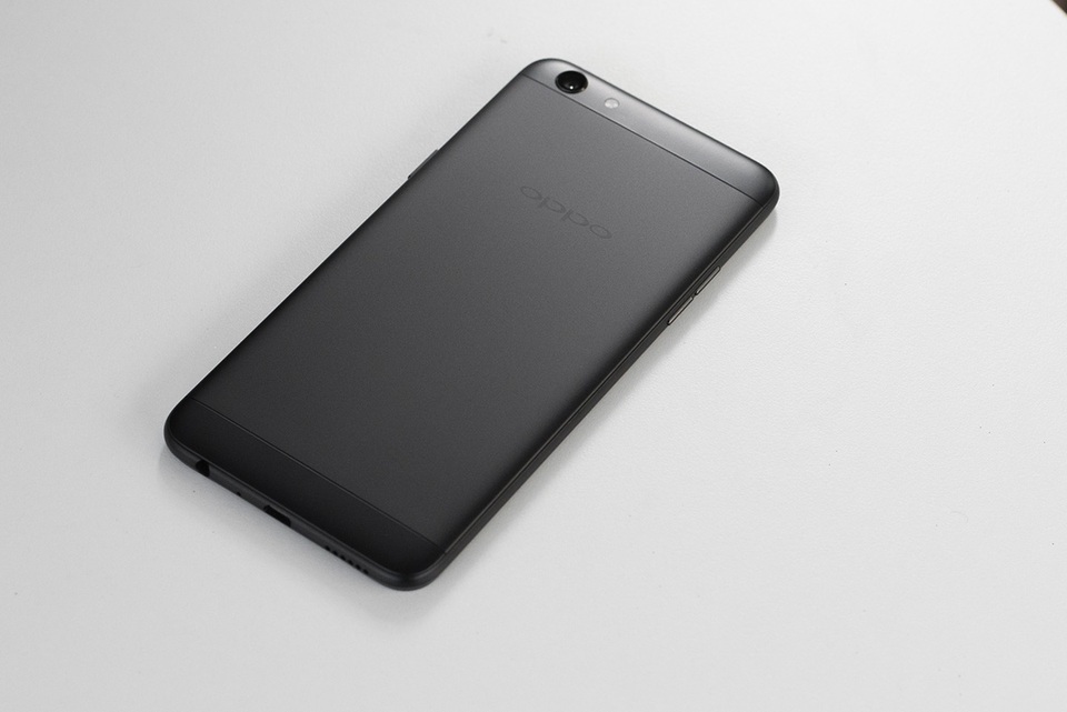 Khác biệt duy nhất đó là màu sắc đen được phủ mờ, cho cảm giác mạnh mẽ và chống bám bẩn.