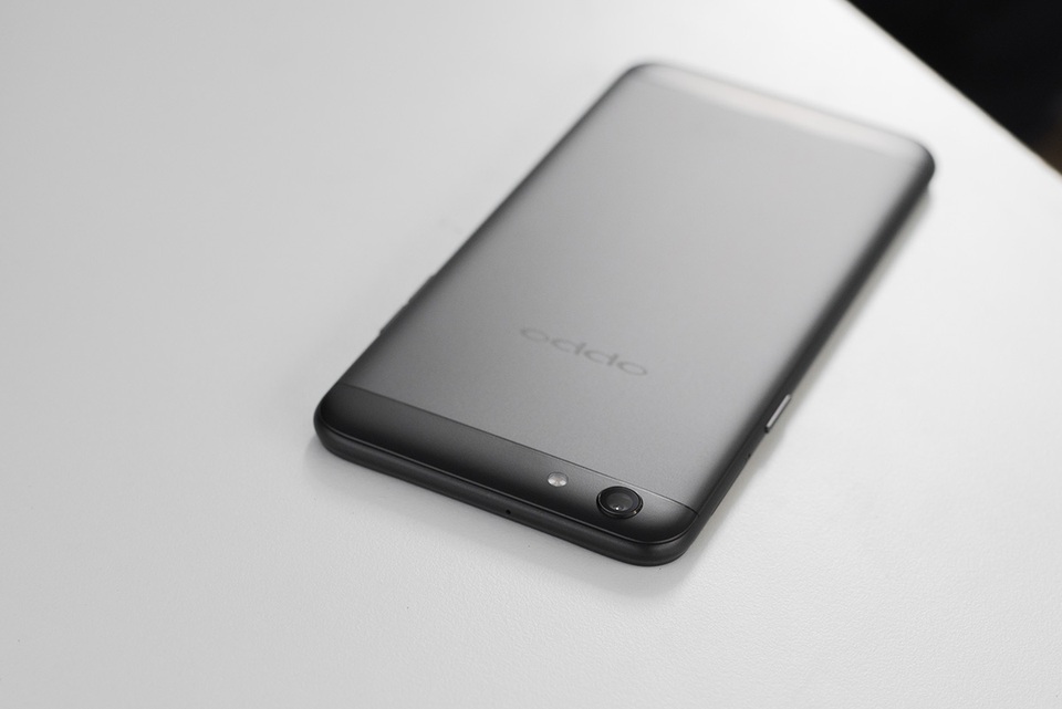 Lớp vỏ máy vẫn sử dụng chất liệu kim loại nguyên khối để cấu thành sản phẩm. Các góc bo tròn mềm mại giúp máy cầm nắm chắc chắn.