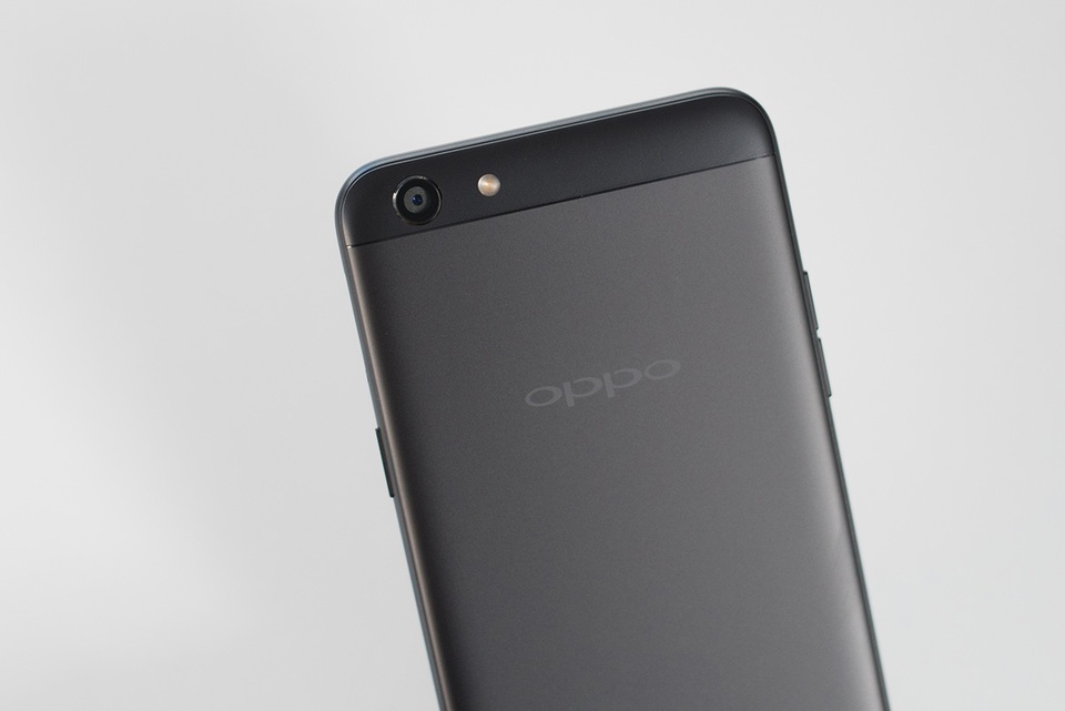 Mặt sau của máy là camera chính 13MP cho khả năng chụp ảnh chất lượng cao với tốc độ lấy nét nhanh theo pha PDAF cùng khẩu độ f/2.2, kích thước cảm biến 1/3-inch.