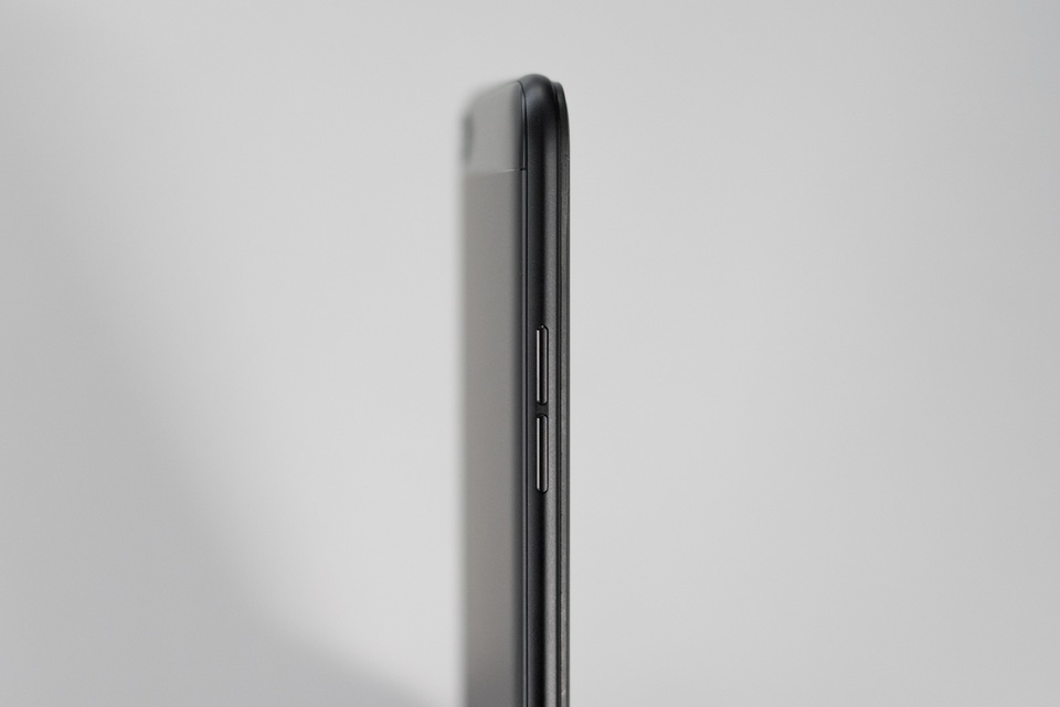 Cạnh trái là vị trí của nút âm lượng, được sơn đen cùng tông màu của máy.