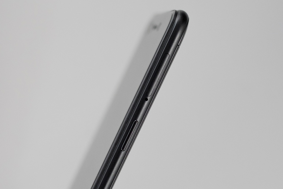 Cạnh phải là nơi đặt nút nguồn, khe cắm thẻ SIM và thẻ nhớ.