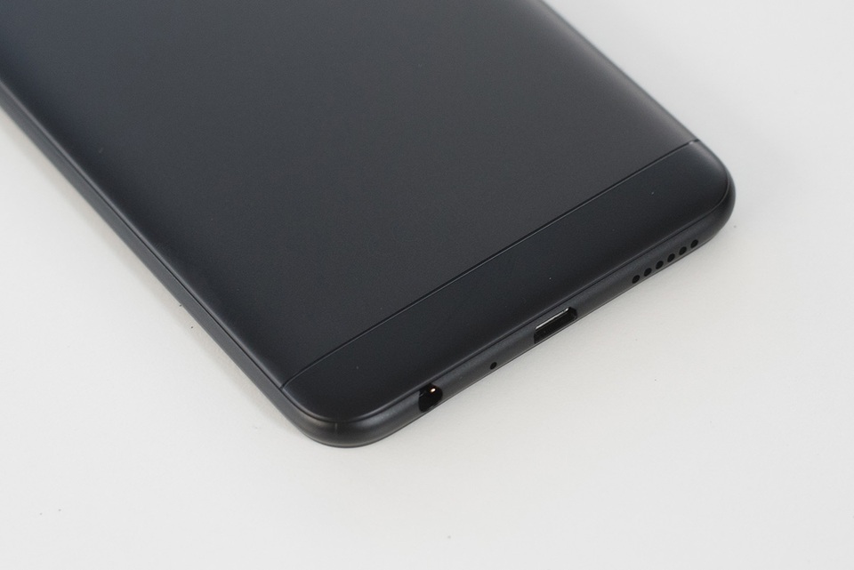 Phía dưới máy có cổng 3.5 mm, micrphone, sạc và loa ngoài.