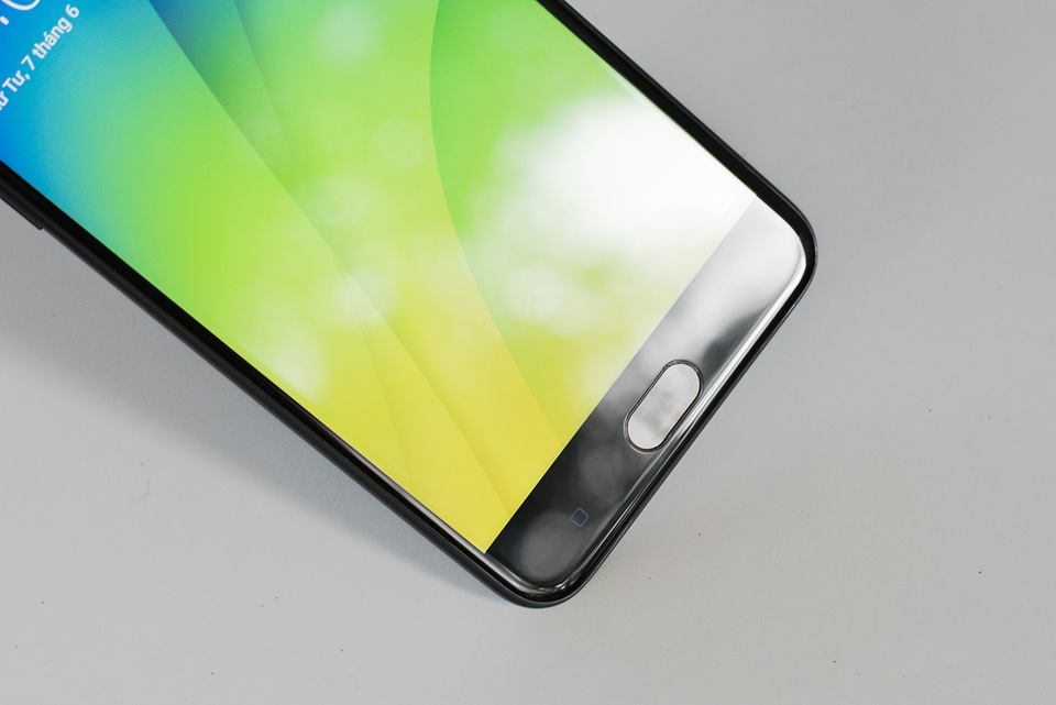 Phía dưới là cảm biến vân tay một chạm.