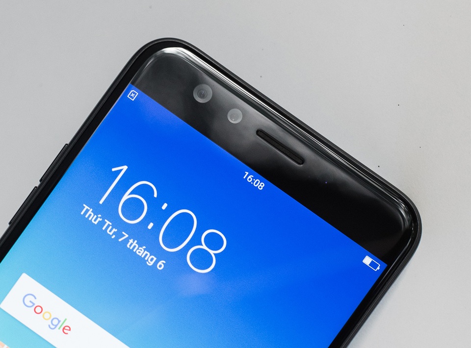 Điểm nhấn của F3 đó là hệ thống camera kép phía trước với 2 cảm biến lần lượt là 16 MP khẩu độ f/2.0 cho chụp chân dung (cận cảnh) và 8 MP khẩu độ f/2.4 cho góc chụp rất rộng lên đến 120 độ. Oppo đã sử dụng 6 lớp thấu kính cho bộ phận này để tăng độ nét.