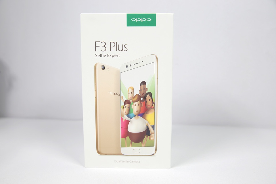 Hộp máy vẫn sử dụng tông màu trắng truyền thống và các thông tin về sản phẩm được in rõ bên sau nắp hộp.