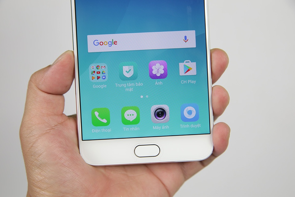 Máy cũng trang bị cảm biến vân tay hỗ trợ mở khóa nhanh trong khoảng thời gian 0,2 giây.