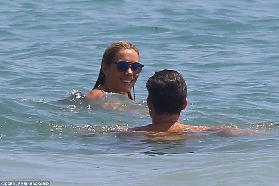 Vừa tái hợp Katy Perry, Orlando Bloom lại cặp gái lạ - 6