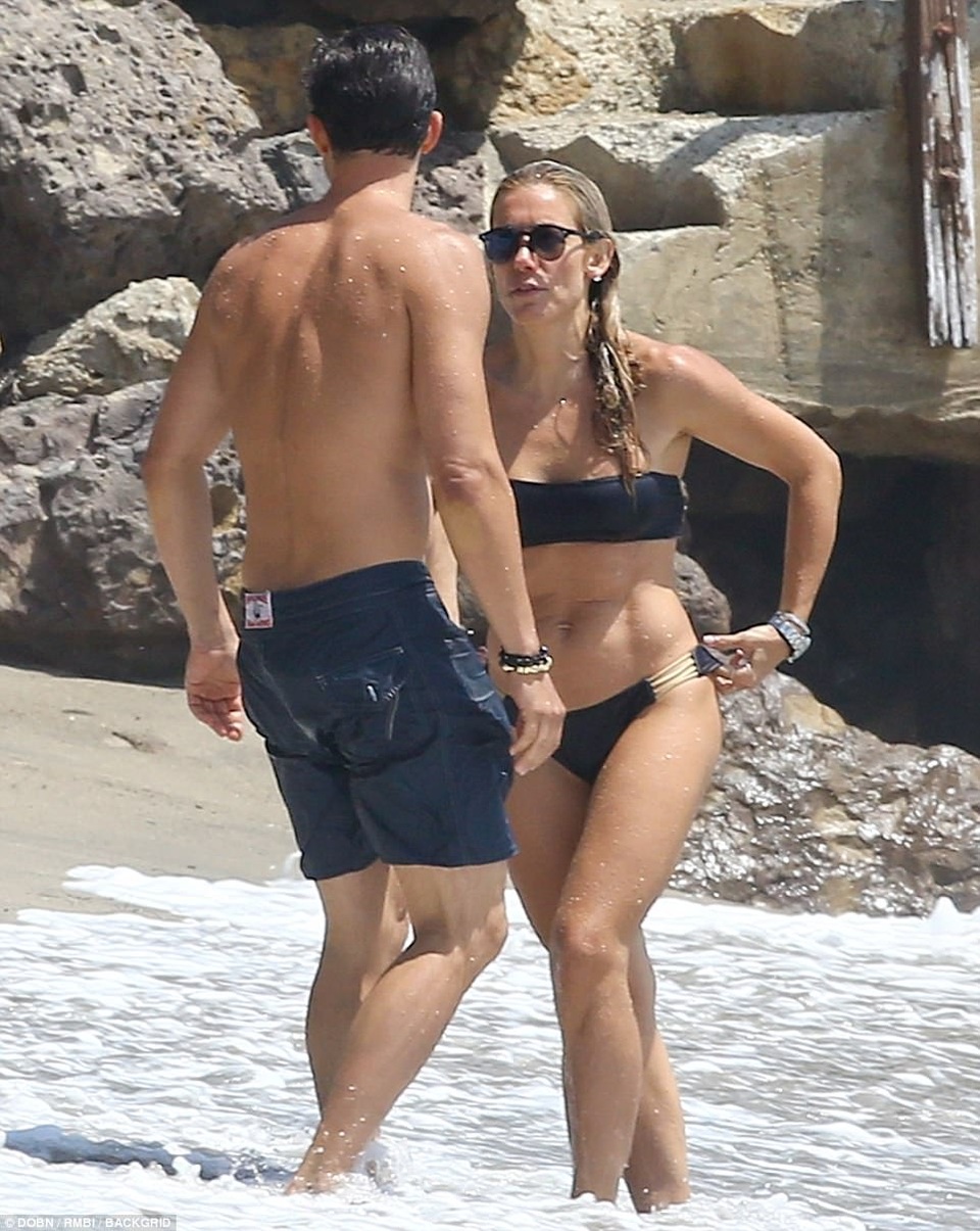 
Cô bạn gái của Orlando không còn trẻ nhưng sở hữu dáng vóc săn chắc và gợi cảm.
