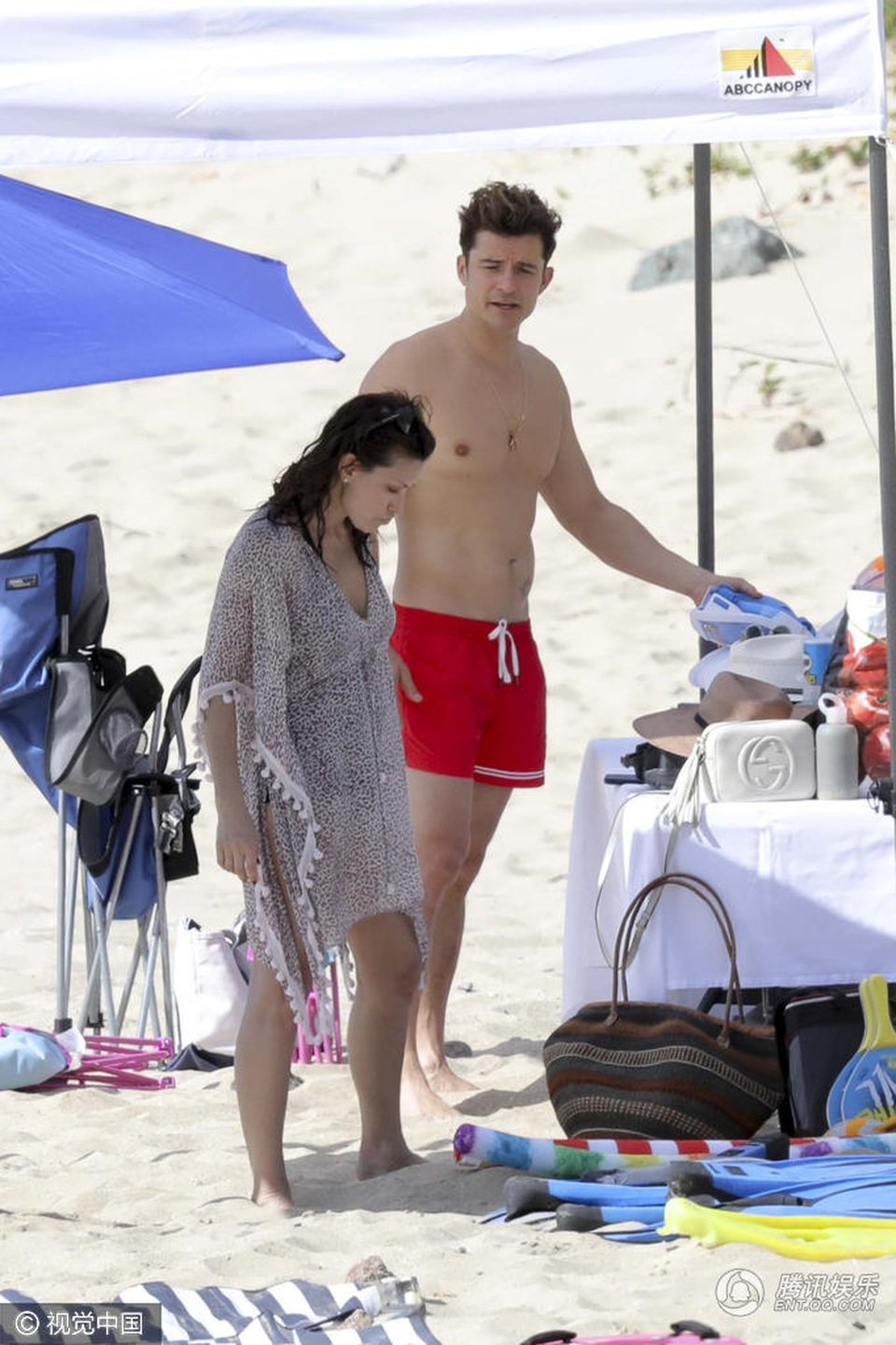 
Cư dân mạng rất tò mò về thân thế của cô gái tóc nâu sánh đôi cùng Orlando Bloom trên bãi biển.
