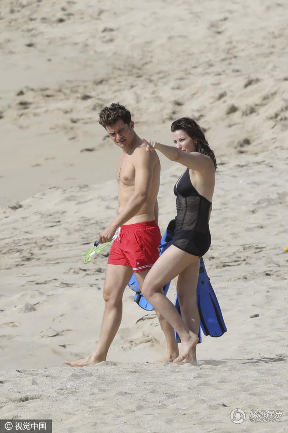 
Nam diễn viên 40 tuổi gây chú ý khi sải bước cùng một một người đẹp tóc nâu trên bãi biển.
