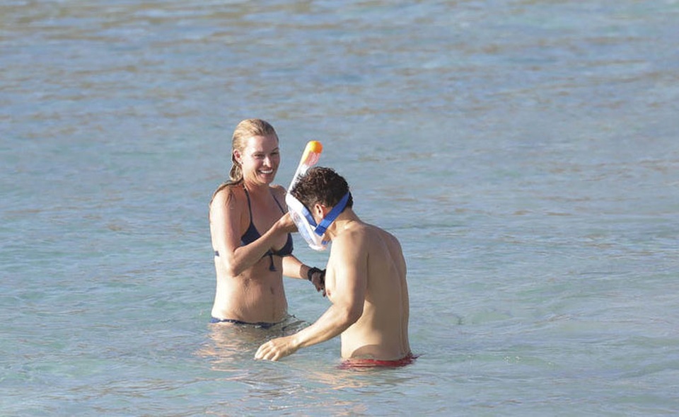 
Siêu mẫu Kristy Hinze vui vẻ tắm biển với Orlando Bloom trong khi ông xã 72 tuổi của cô đang thư giãn trên du thuyền sang trọng.
