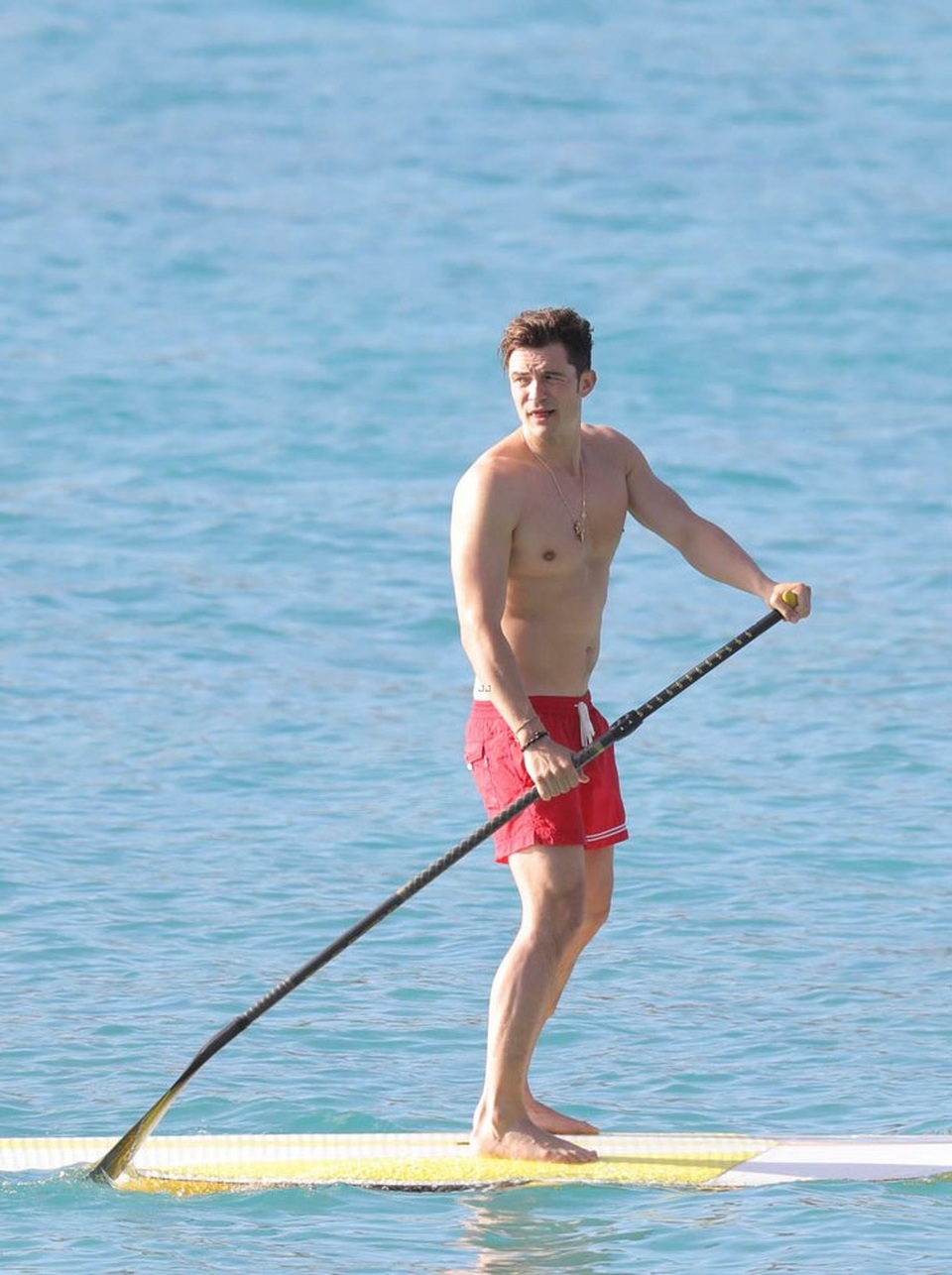 
Nam diễn viên nổi tiếng khoe thân hình lực lưỡng khi đi chèo thuyền.
