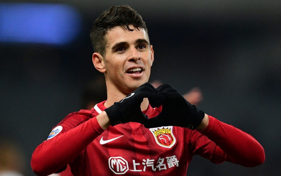 Sau khi thất súng ở Chelsea, Oscar sang Trung Quốc và trở thành ông hoàng. Cầu thủ này nhận lương 400.000 bảng/tuần (24,8 triệu bảng/năm)