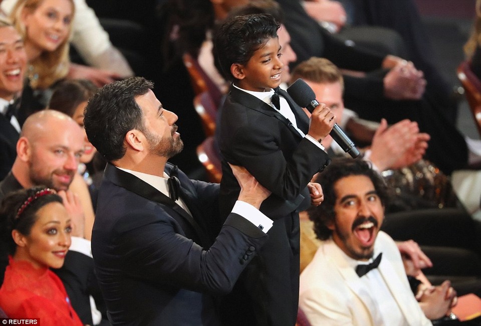 Cậu bé trở lại xóm nghèo sau phút huy hoàng ở kinh đô điện ảnh - 3 Tại lễ trao giải Oscar, Sunny là cậu bé thu hút mọi sự chú ý khi cậu được người dẫn chương trình bế bổng lên trong một khoảnh khắc nhắc nhớ lại cảnh phim trứ danh trong phim hoạt hình “Lion King” (Vua sư tử). Bộ phim mà Sunny tham gia cũng có tên “Lion” (Tìm mẹ).