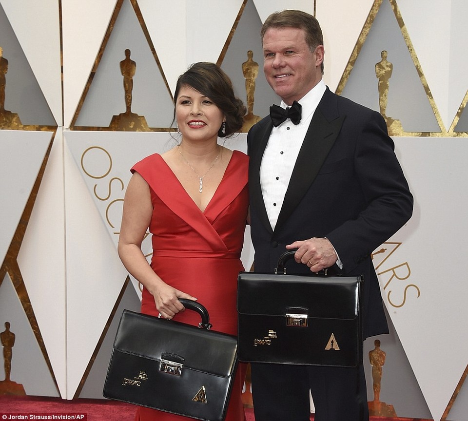 Trao nhầm giải Oscar: Một sơ suất “lịch sử”, hai người bị cách chức - 4 Nhân viên kiểm toán Brian Cullinan và cộng sự Martha Ruiz đã bị phía ban tổ chức lễ trao giải Oscar yêu cầu không cộng tác với họ thêm lần nào nữa.