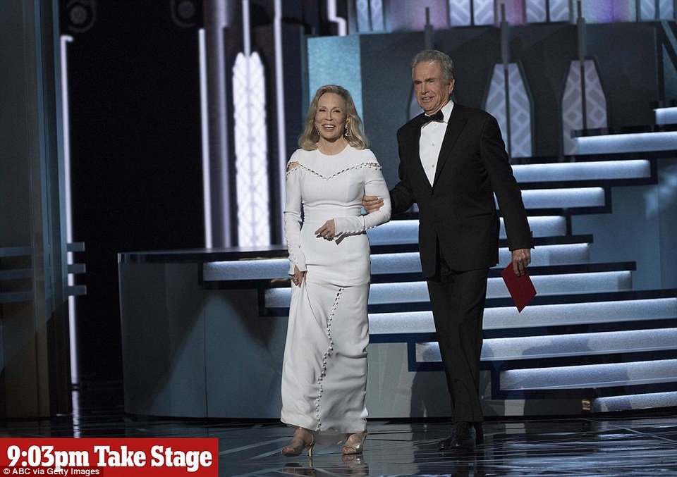 Trao nhầm giải Oscar: Một sơ suất “lịch sử”, hai người bị cách chức - 6 9h03: Warren Beatty và Faye Dunaway bước lên sân khấu với chiếc phong bì phát sai, chuẩn bị xướng tên Phim xuất sắc nhất.