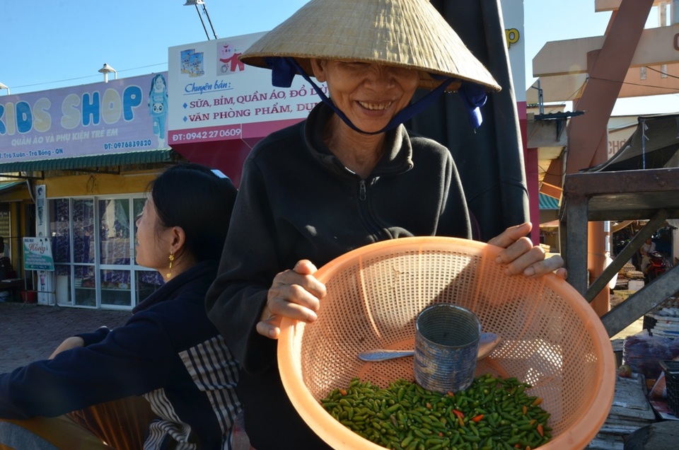 Ớt "bay" lại sốt giá - 2 Mỗi ngày, người dân các huyện miền núi Quảng Ngãi hái được từ 1,5 - 2 ký ớt bay.