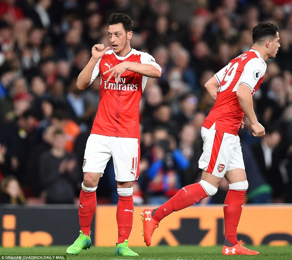 Vùi dập West Ham, Arsenal tìm lại niềm vui chiến thắng - 2
Ozil ăn mừng sau khi ghi bàn