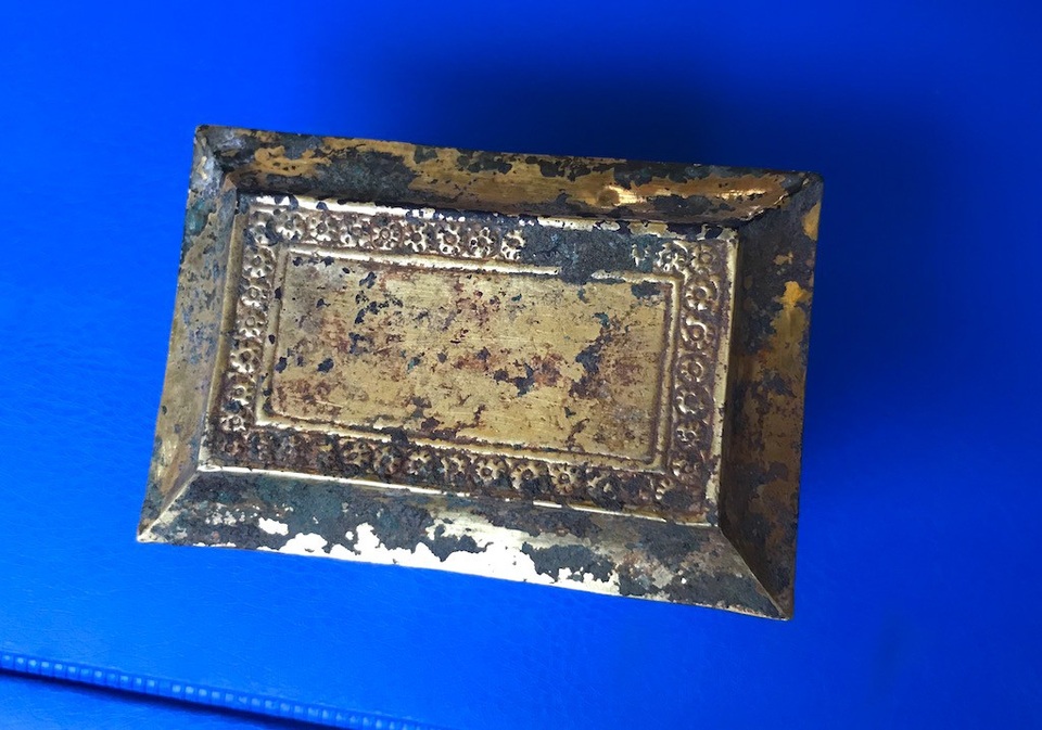 
Hiện vật được trang trí bằng hoa văn cúc tròn 6 cánh ở nắp và ở thân hộp có trang trí hoa văn hoa sen cách điệu.
