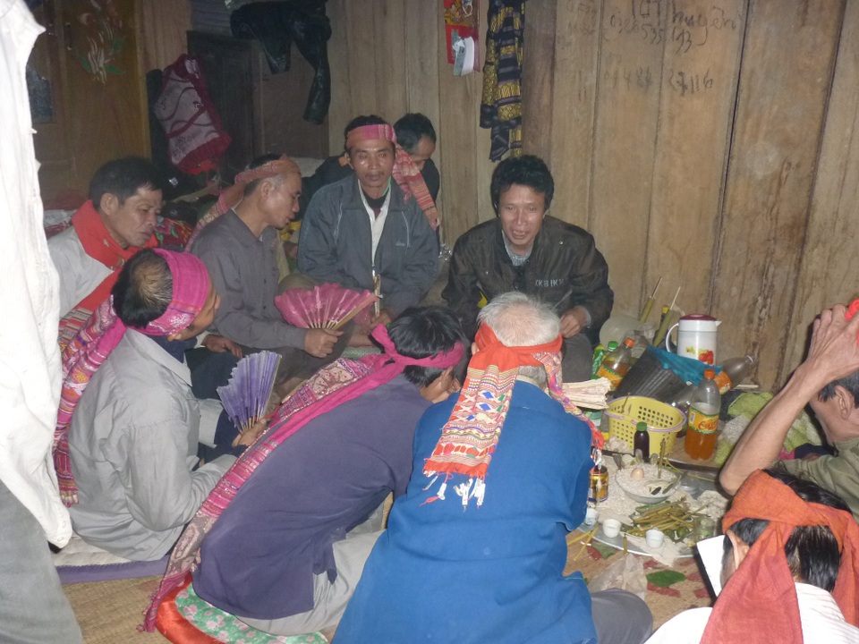 Lễ Xăng Khan là di sản văn hóa phi vật thể Quốc gia - 2 Trước lúc khai lễ, thầy mo cúng.