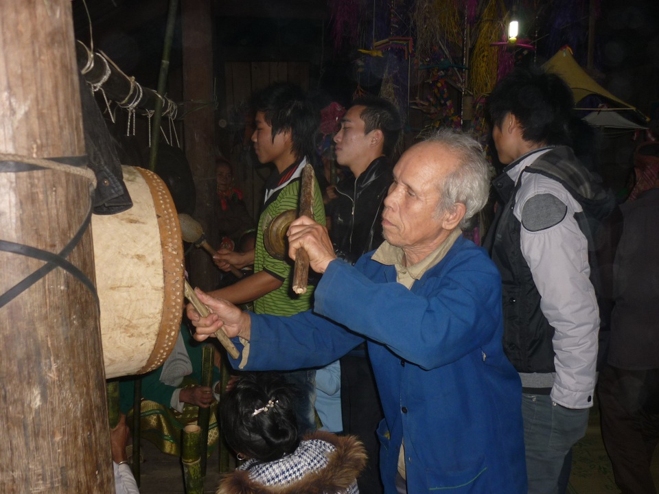 Lễ Xăng Khan là di sản văn hóa phi vật thể Quốc gia - 6 Bên cây Boọc mạy là một giàn chiêng, trống, cây Bong Bu (làm từ các ống nứa, dài khoảng 50cm) gõ xuống tấm ván theo nhịp chiêng, trống nếu không có những vật dụng này thì không phải là hội Xăng Khan.