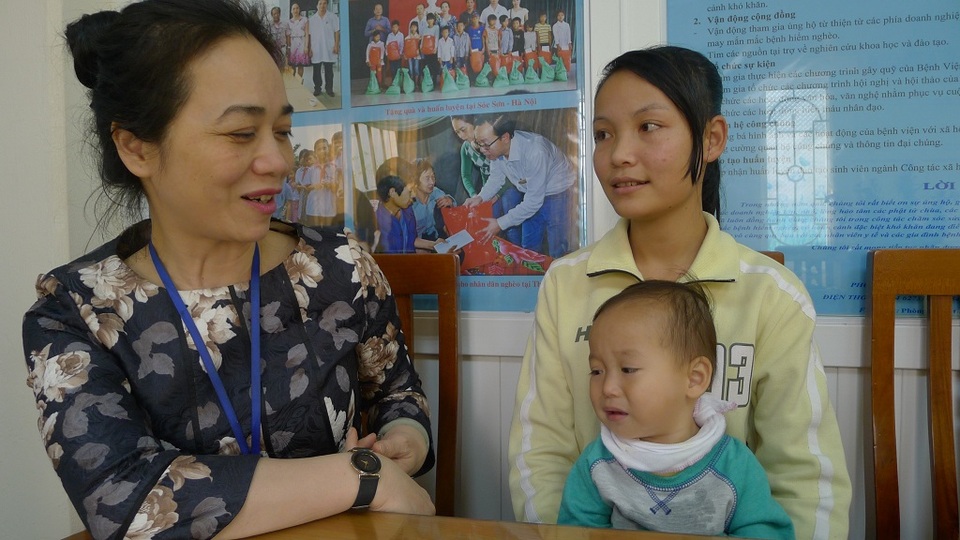 Xúc động trước sự giúp đỡ của mọi người, Hằng gửi lời cám ơn đến chị Dương Thị Minh Thu- Trưởng phòng CTXH bệnh viện Nhi TW đã giúp đỡ, đồng hành cùng mẹ con trong suốt thời gian qua.