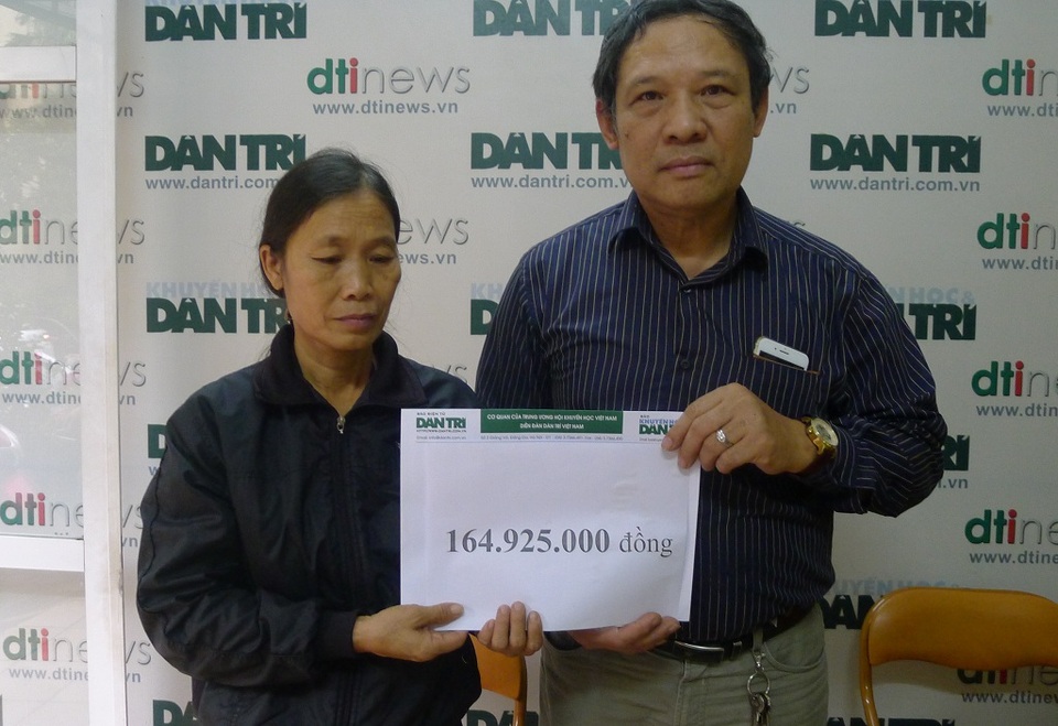 Gần 165 triệu đồng đến với gia đình chị Oanh có con bị bỏng, chồng ung thư - 2 Ông Phạm Huy Thân - Chánh VP báo điện tử Dân trí trao số tiền bạn đọc ủng hộ cho chị Oanh.