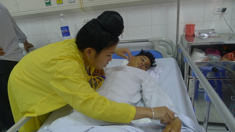 Thiếu hơn 40 triệu đồng, chàng trai trẻ ngã từ độ cao 4m có nguy cơ liệt vĩnh viễn - 4 Bố mẹ bỏ nhau từ ngày Mai mới được 3,4 tháng tuổi. Hiện Mai là trụ cột trong gia đình đi làm nuôi mẹ và 1 chị gái bị tâm thần.
