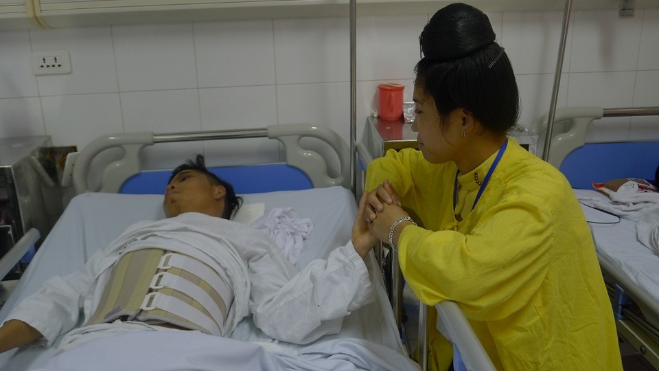 Thiếu hơn 40 triệu đồng, chàng trai trẻ ngã từ độ cao 4m có nguy cơ liệt vĩnh viễn - 5 Em đang chờ 1 phép màu đến với mình để có thể thực hiện được ca phẫu thuật.