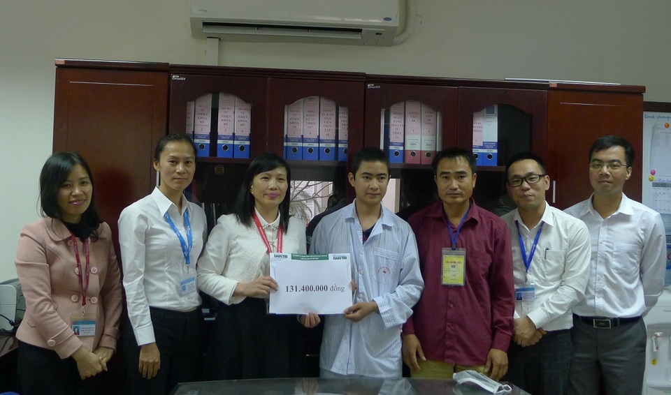 Hơn 131 triệu đồng đến với cậu bé 17 tuổi mơ có tiền ghép tủy - 2 Gia đình em Thịnh nhận số tiền 131.400.000 đồng của bạn đọc Dân trí giúp đỡ.