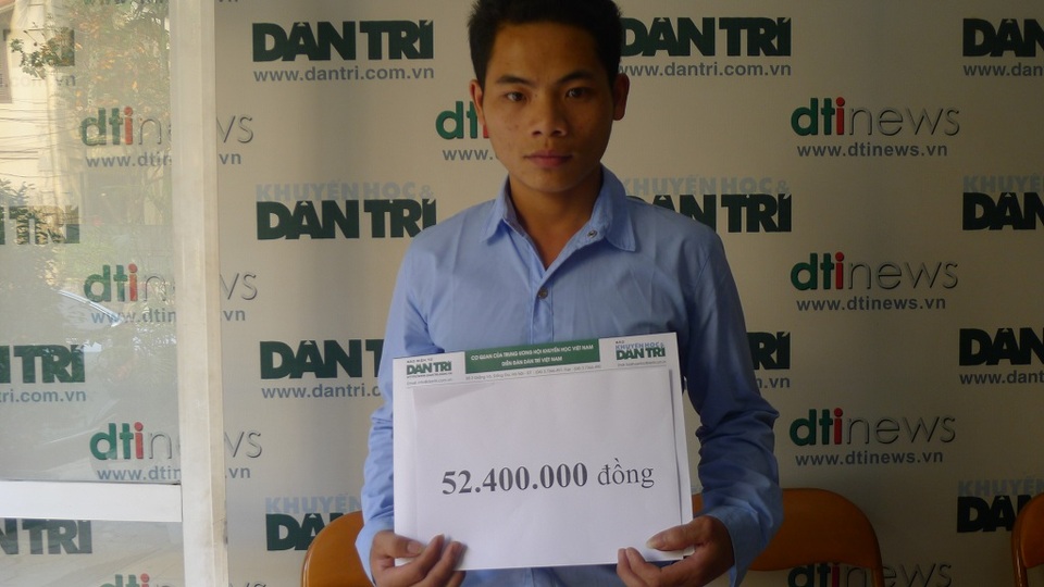 Nhờ tấm lòng bạn đọc Dân trí, hai mẹ con em Vừ Thị Mỵ đã được cứu sống - 3 Tại cơ quan báo điện tử Dân trí, Chậu còn nhận thêm số tiền 52.400.000 đồng của bạn đọc giúp đỡ.