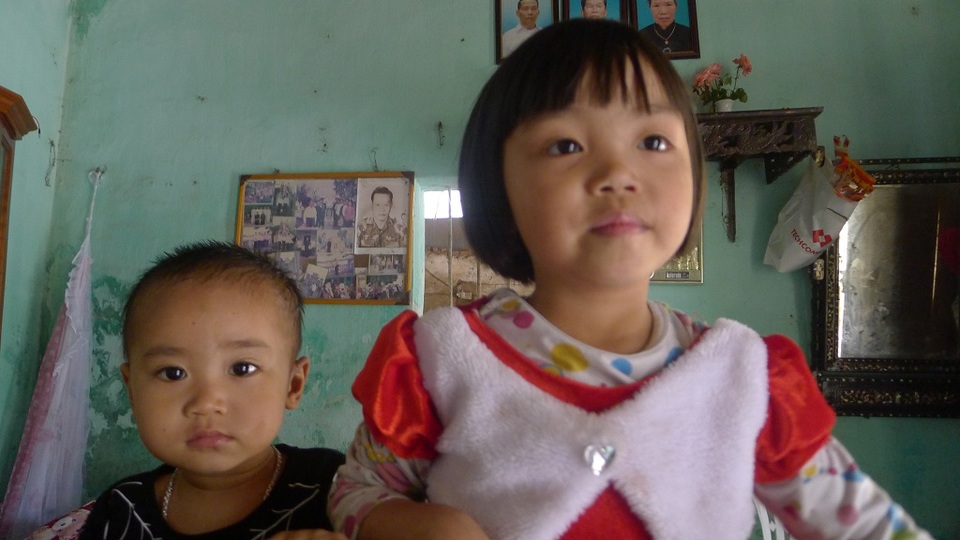 Tình cảnh đáng thương của người phụ nữ sau vụ nổ kinh hoàng ở Văn Phú, Hà Đông - 2 Hai con thơ ngơ ngác và sợ hãi trước hình hài của mẹ.