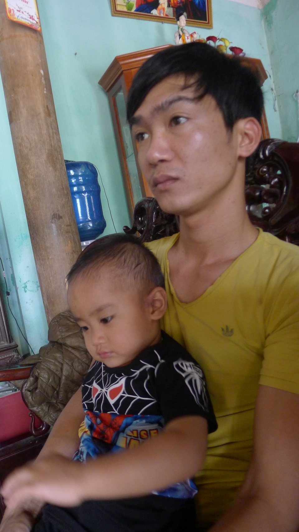 Tình cảnh đáng thương của người phụ nữ sau vụ nổ kinh hoàng ở Văn Phú, Hà Đông - 6 Từ ngày vợ bị tai nạn, Âu lo toan cho vợ và hai con nhỏ trong sự kiệt quệ.