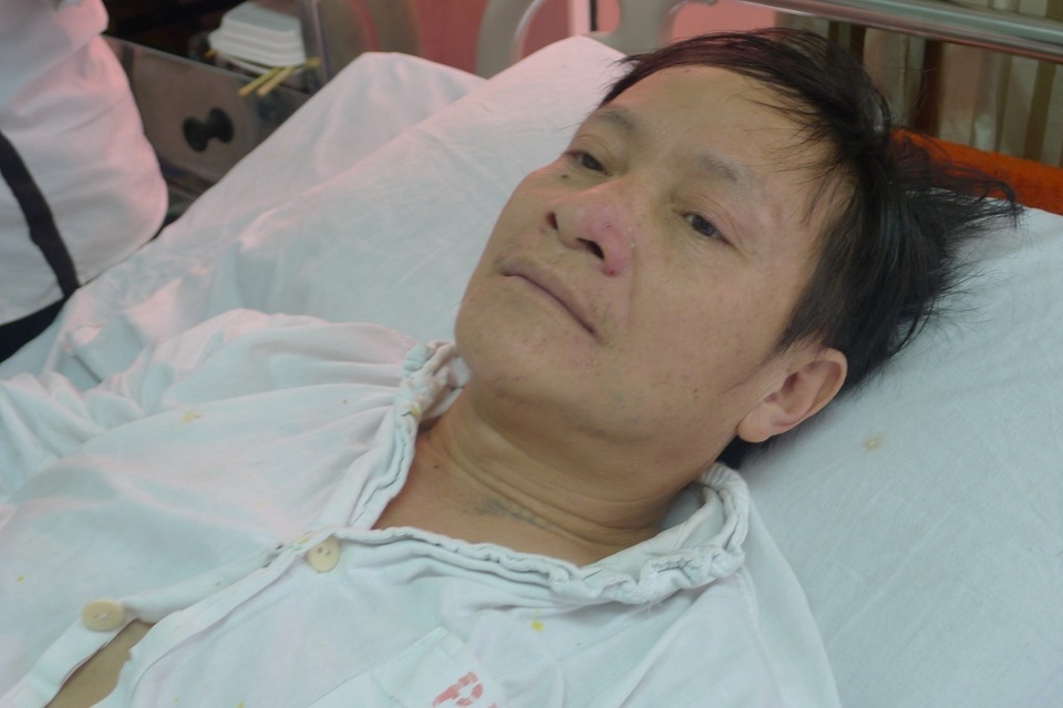 Người đàn ông dân tộc Mông nguy cơ liệt vĩnh viễn vì thiếu 70 triệu đồng - 1 Bác Hầu A Vừ bị tai nạn ngã xe máy đã 3 tháng nay nhưng vì không có tiền nên cứ ở nhà đắp thuốc lá.
