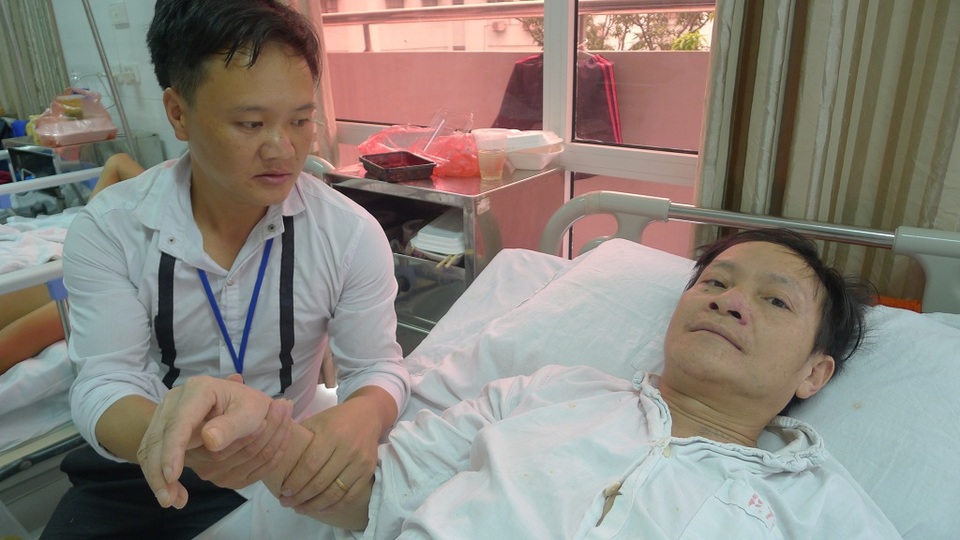 Người đàn ông dân tộc Mông nguy cơ liệt vĩnh viễn vì thiếu 70 triệu đồng - 3 Bác sĩ cho biết bố bị chấn thương cột sống cổ, chật C6,C7 liệt tủy phải mổ với chi phí 65-70 triệu đồng.
