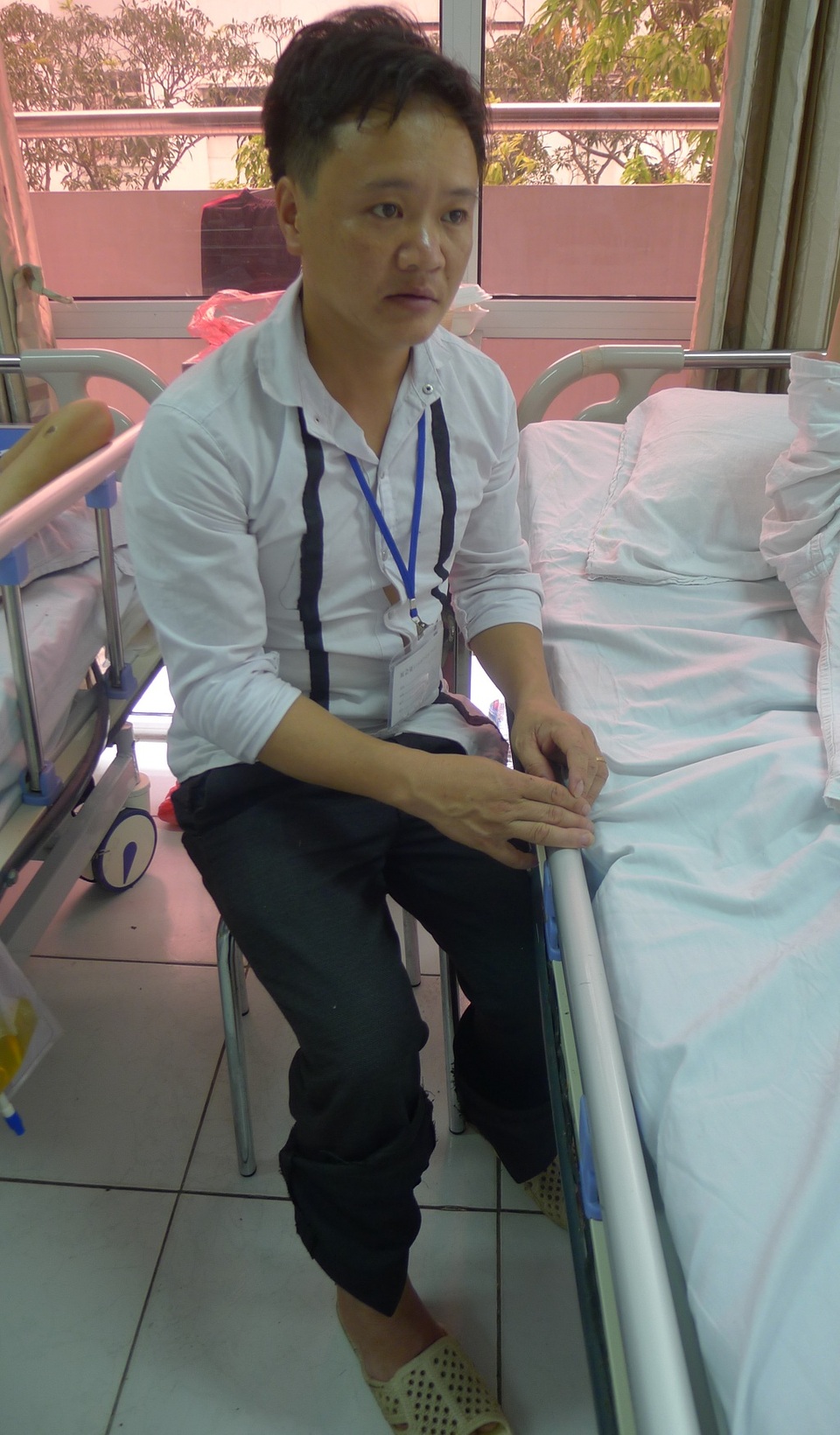 Người đàn ông dân tộc Mông nguy cơ liệt vĩnh viễn vì thiếu 70 triệu đồng - 4 Không lo được cho bố, anh Dé sợ hãi bố sẽ chết nhưng không biết làm sao.