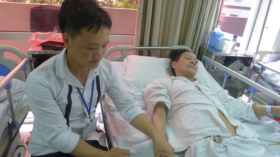 Người đàn ông dân tộc Mông nguy cơ liệt vĩnh viễn vì thiếu 70 triệu đồng - 5 Không nỡ để bố về nhưng ở lại anh cũng không biết xoay sở làm sao có tiền cho bố mổ.