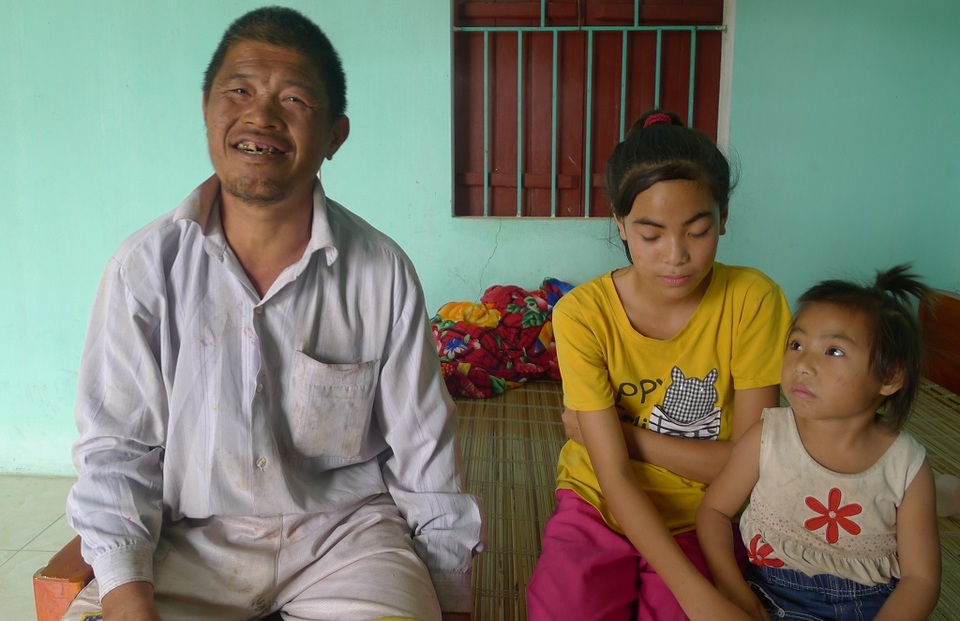 Thương hai chị em "đói ăn, thiếu mặc" khi mẹ đi tù, bố thì điên dại - 3 Từ ngày vợ đi tù, anh Tiến lại càng uống nhiều rượu hơn.