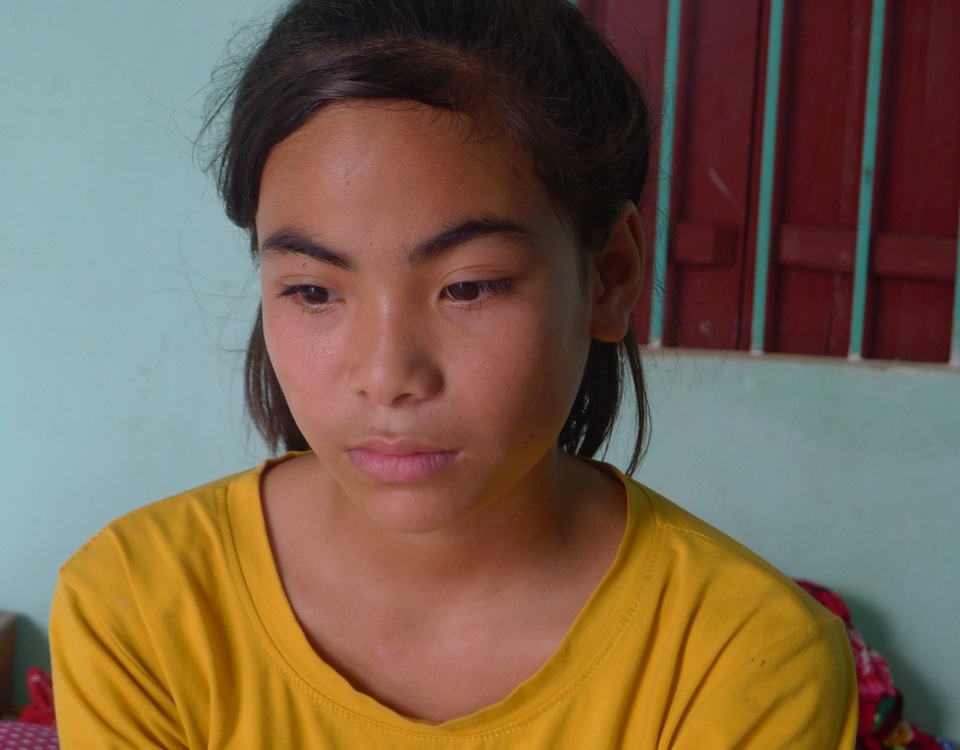 Thương hai chị em "đói ăn, thiếu mặc" khi mẹ đi tù, bố thì điên dại - 6 Nỗi buồn lúc nào cũng hiện hữu trên gương mặt của bé Hồng.