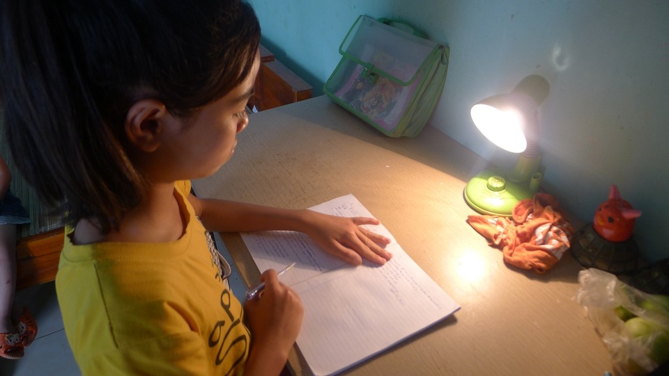 Thương hai chị em "đói ăn, thiếu mặc" khi mẹ đi tù, bố thì điên dại - 7 Tương lai của hai chị em không biết sẽ đi đâu, về đâu?