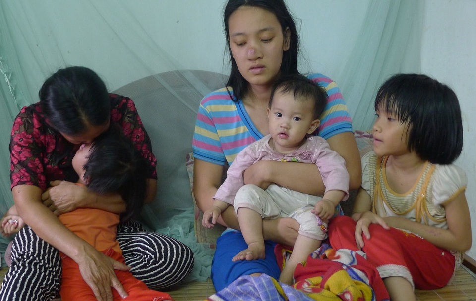 Quặn lòng mẹ bị ung thư giai đoạn cuối ôm con 10 tháng tuổi khóc lả vì khát sữa - 9 Bà không thể ngờ có 1 ngày con cháu bà lại rơi vào tình trạng bi đát như ngày hôm nay.