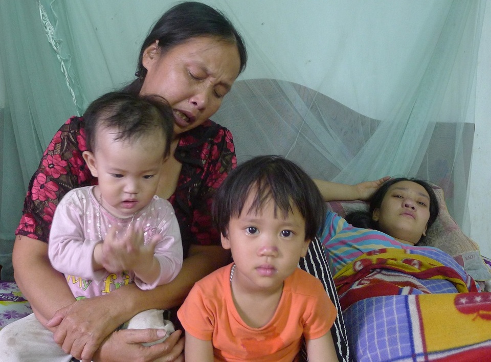 Quặn lòng mẹ bị ung thư giai đoạn cuối ôm con 10 tháng tuổi khóc lả vì khát sữa - 8 Thương con và đàn cháu, bà ngoại từ Thanh Hóa ra chăm nhưng bà cũng không có tiền cho con đi viện.