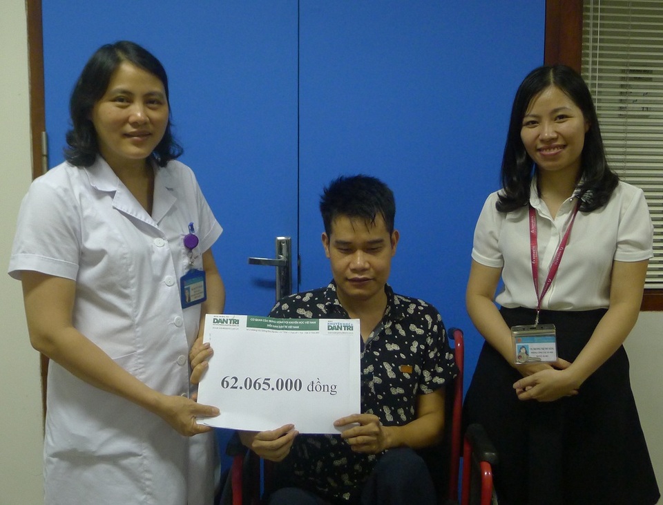 Hơn 62 triệu đồng đến với mẹ con bác Phạm Thị Hội - 4 Ths.BS Nguyễn Thị Mai và cán bộ phóng CTXH thay mặt trao quà đến cho anh Chung