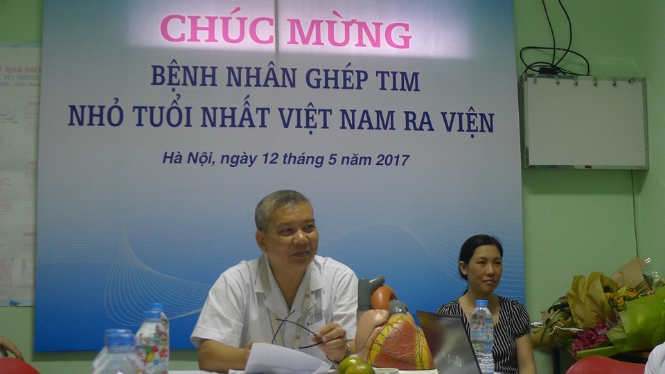 Bệnh nhân ghép tim nhỏ tuổi nhất Việt Nam được ra viện - 2 Sáng ngày 12/5 tại khoa Tim mạch, lồng ngực BV Việt Đức, các bác sĩ và các nhà hảo tâm chúc mừng bệnh nhân Đạt ra viện.