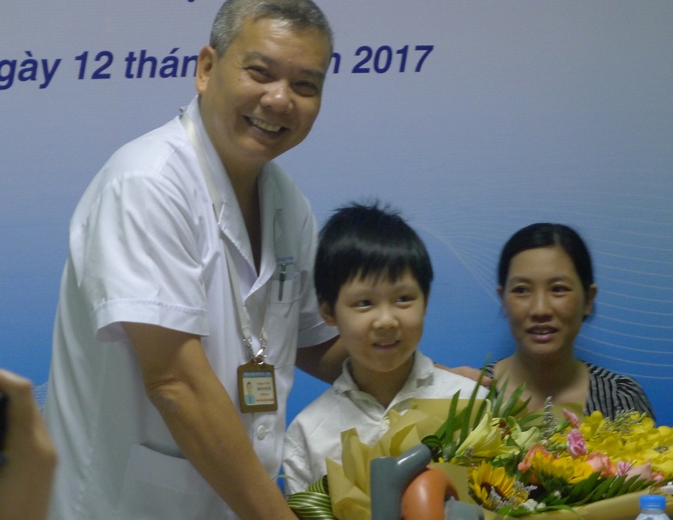 Bệnh nhân ghép tim nhỏ tuổi nhất Việt Nam được ra viện - 3 PGS.TS Nguyễn Hữu Ước- Trưởng khoa Tim mạch, lồng ngực, BV Việt Đức tặng hoa chúc mừng cho cháu Đạt.