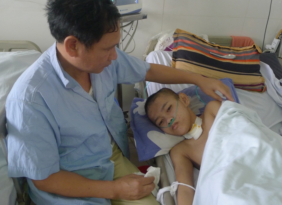 Cám cảnh bố lết chân đau đi chăm con bị thối thịt trong cảnh "không xu dính túi" - 6 Chăm cho Phú trên viện, trong lòng anh canh cánh nỗi lo cho bé Hưng ở nhà khi con cũng có những dấu hiệu như anh.
