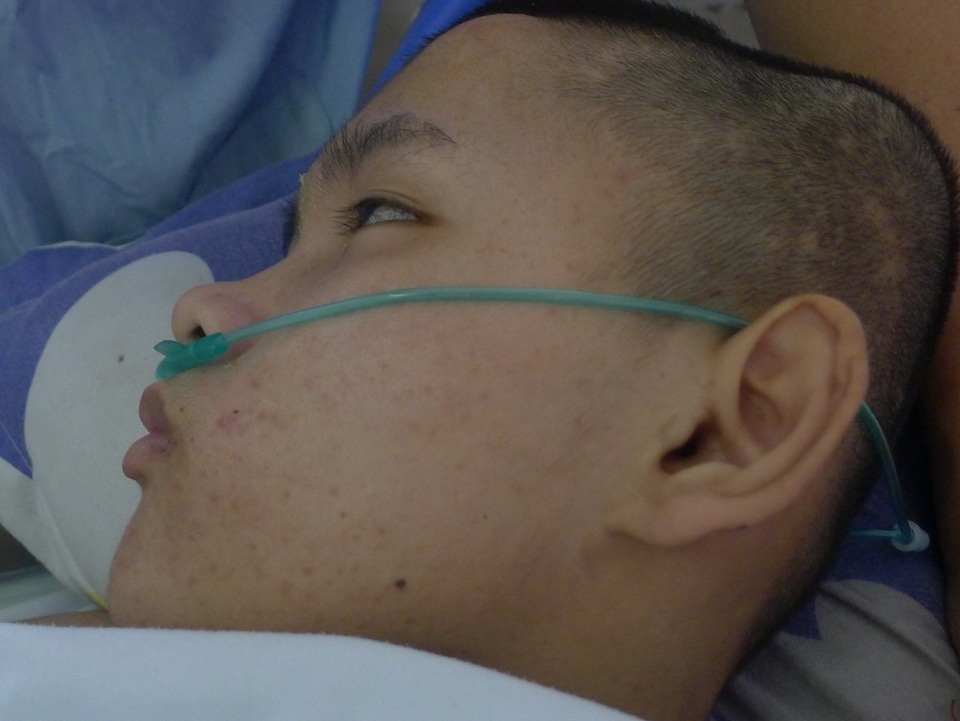 Cám cảnh bố lết chân đau đi chăm con bị thối thịt trong cảnh "không xu dính túi" - 2 Con không biết gì nhưng anh vẫn 1 mực yêu thương và chăm sóc từng li, từng tí.