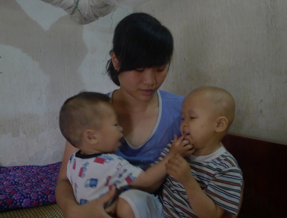 Ánh mắt đáng thương của cô bé 3 tuổi bị ung thư thận - 1 Cùng lúc 2 đứa con đều phải đi viện khiến cho Hoàn kiệt quệ không lo nổi.
