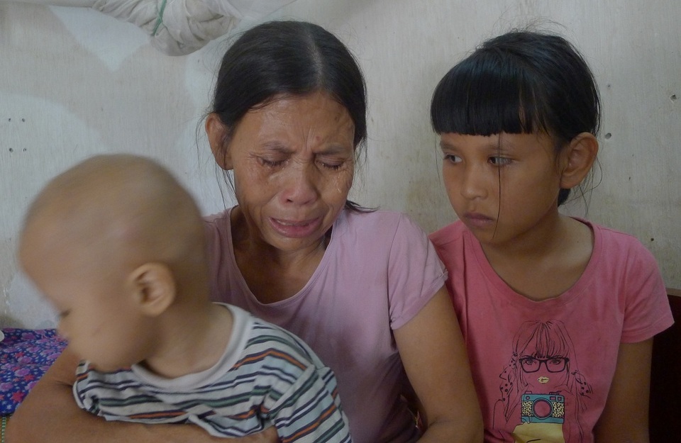 Ánh mắt đáng thương của cô bé 3 tuổi bị ung thư thận - 7 Ngoài gánh nặng 2 con bệnh tật, vợ chồng em Hoàn còn phải nuôi bé Trang (con chị gái chồng) từ nhỏ vì bố mẹ em bỏ lại không quan tâm.